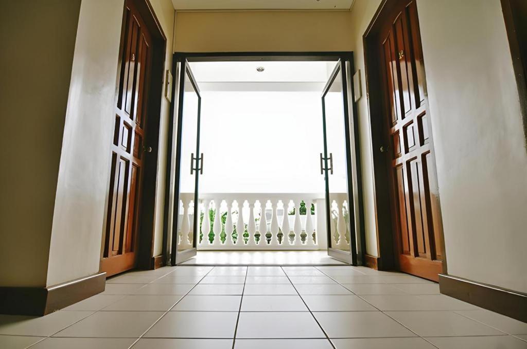 El Haciendero Private Hotel Iloilo Esterno foto