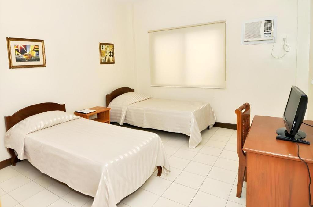 El Haciendero Private Hotel Iloilo Esterno foto