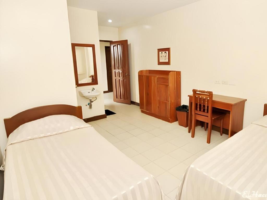El Haciendero Private Hotel Iloilo Esterno foto